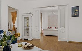 Sweet Luxury Three Rooms Apartment City Center Universitate